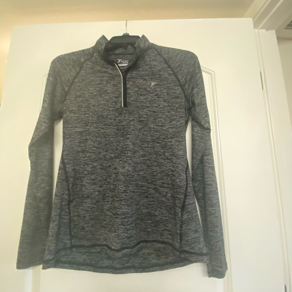 Gray Long Sleeve Fitted Top with Zippered Design